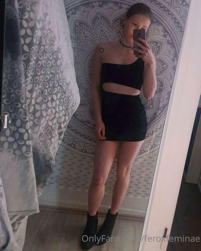 Wanna see me strip in my short dress? 👅🍑feeling really sexy ..