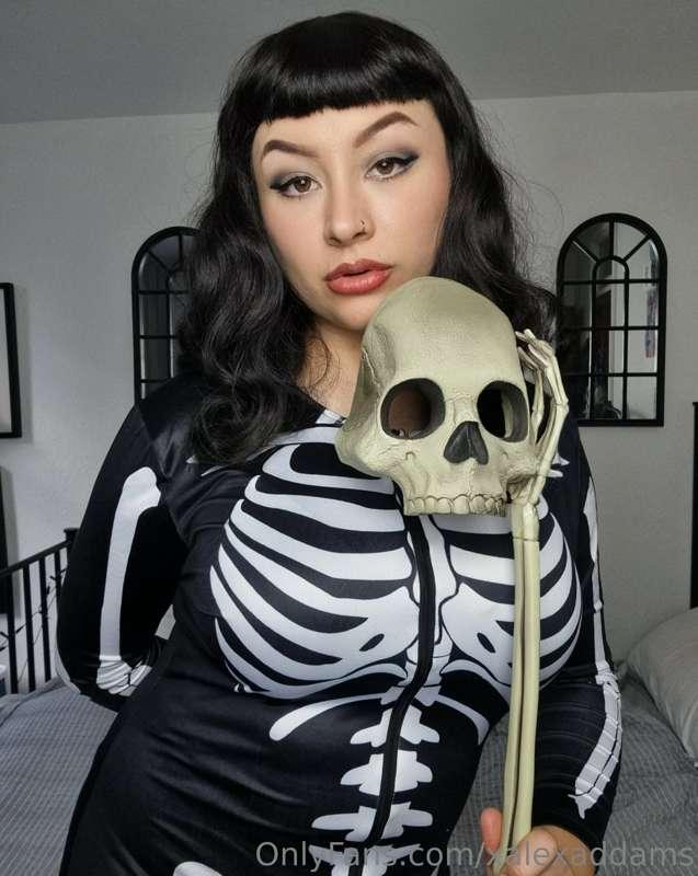 trick or treat me to something special? 🤭💕💀