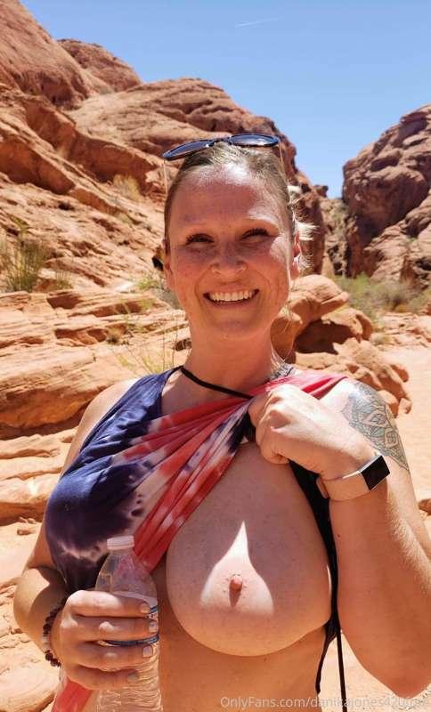 That desert sun is hot 🔥 😎 🥵 gotta remember to stay hydrated..