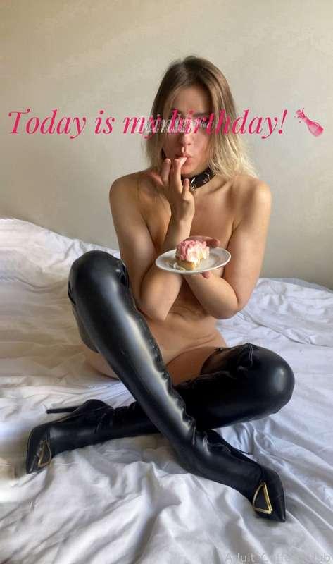 Today is my 🍾🥂birthday 🎉🥳 I’m giving a 30% ❗️discount❗️ on the Fansly ‘standard subscription’ as my gift to you. Thank you for being with me! 💋     #gift #milf #subscriptionsale #sale #fanslymilf #birthday #cake 