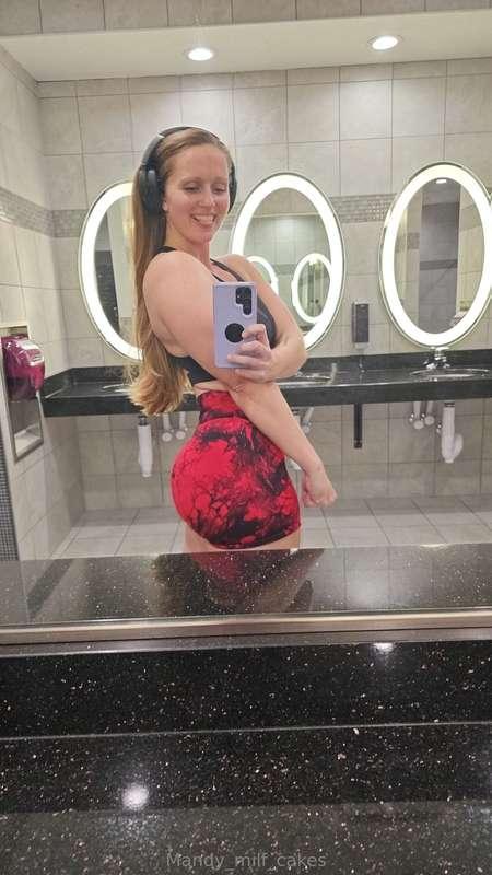 Some workout fun 💪🏻 it's Booty Day 🍑🔥🔥 I've been working on ..
