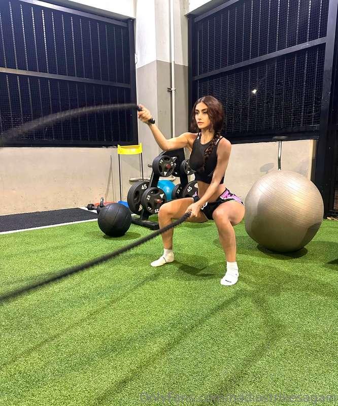 Crushing it with the battle ropes.😮‍💨 My arms are on fire bu..