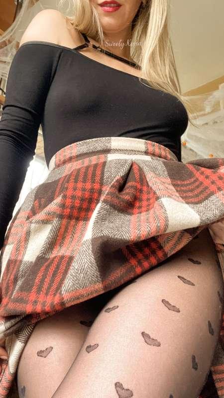 Dressed up in these ♥︎ ♥︎ tights this morning to go to take a picture with my first ever Halloween pumpkin

#dressed #tights #pantyhose #skirt #nobra 