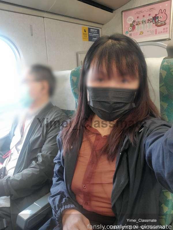 Taking pictures on the high-speed rail for fans to appreciate~~
The big brother next door doesn't seem to notice.... There is an OL who loves to show off next door🙃
I also secretly took a video😆😆

出差高鐵上拍給粉絲們欣賞~~
隔壁大哥似乎都沒注意到....旁邊有個愛露出的OL🙃
我還有偷偷拍了影片喔😆😆