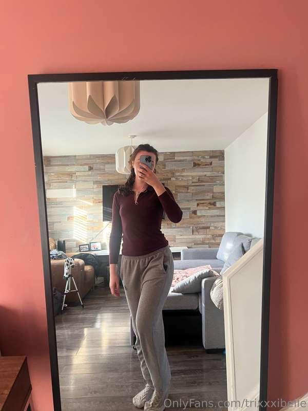 Swipe to undress me and see my cute tits this Tuesday 🤭 