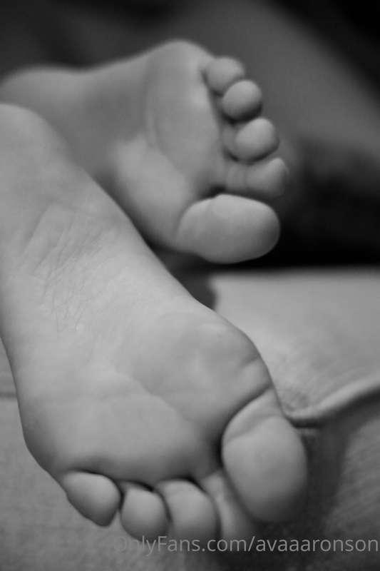 See more *high quality* images of my perky toes flexing and ..