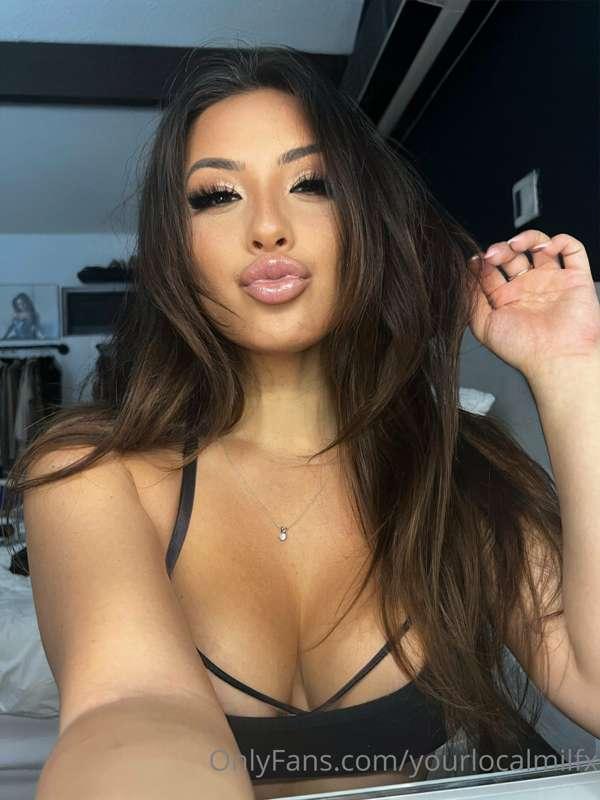 LIKE if you worship my tight pussy 😈