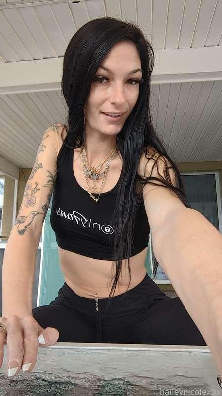Loving this weather 🍂🍁

#fyp #onlyfans #brunette #petite 