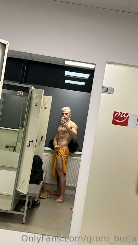 pics without towel on my main page💦😈