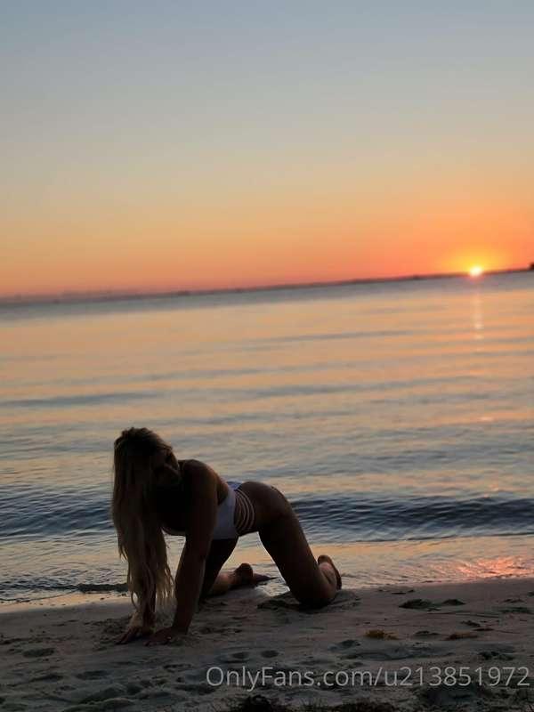Are you looking at the sunset orrrr...🍑🙊