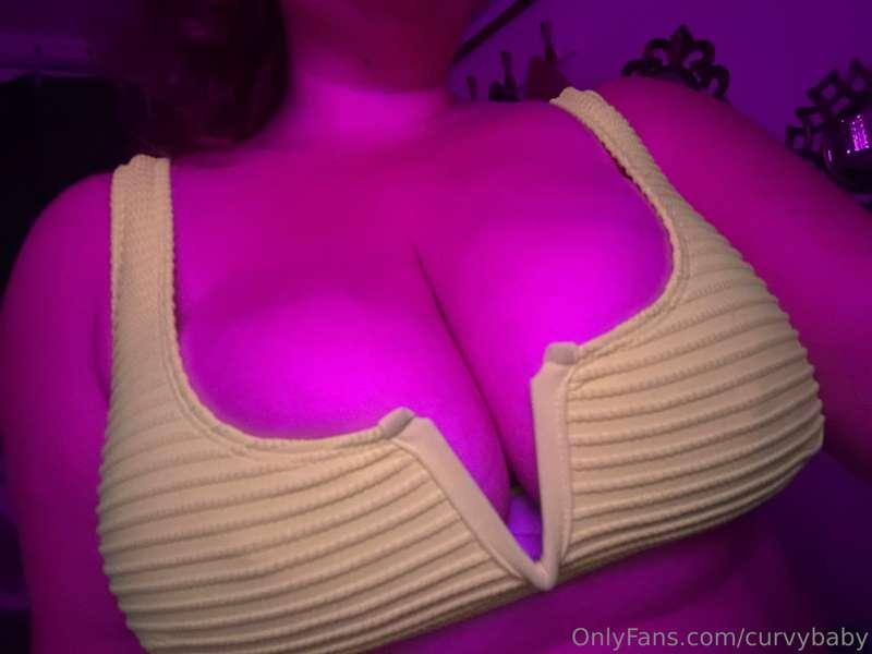 A little black light fun 💜💚