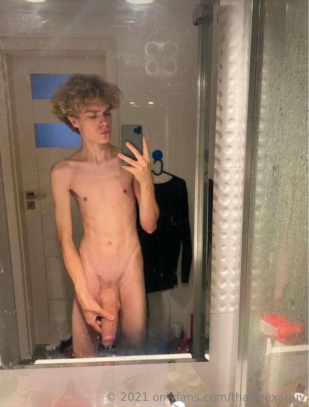 😍 Just look at this🤤He Has The He Has The BIGGEST TWINK COCK..