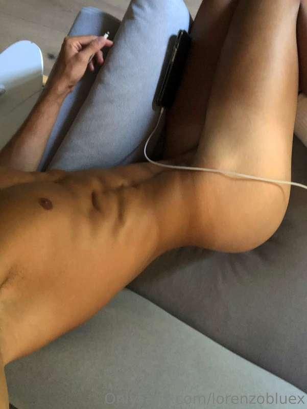 Who wants to fuck me on this couch? 🤭