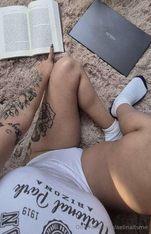 I love my crib, even for doing homework it's more suitable📖🛌..