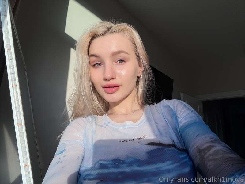 Woke up with a sense of big plans ☀️💋 Morning light, disheve..