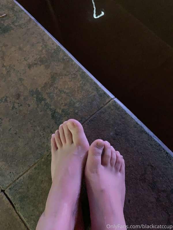 Do you like my legs and feet 你喜欢我的腿和脚吗