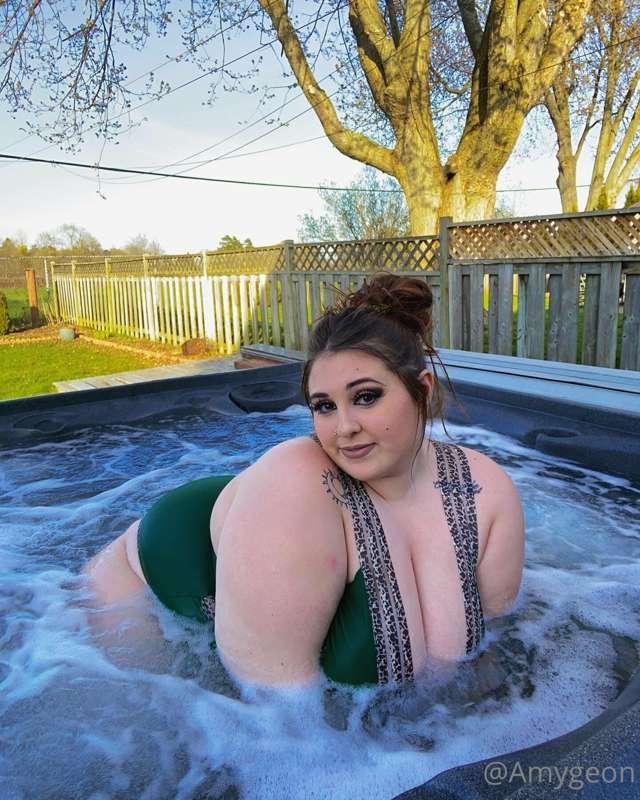 Let’s take a dip in the hot tub together 🥰