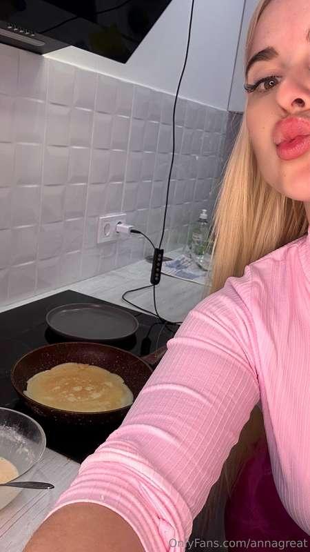 Evening relaxation in the kitchen. Making dinner for myself ..
