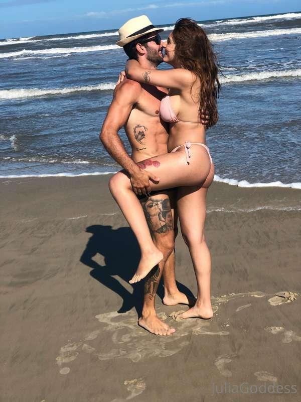 Sexy couple on the Beach, come have fun with us? 🔥
Casal sex..