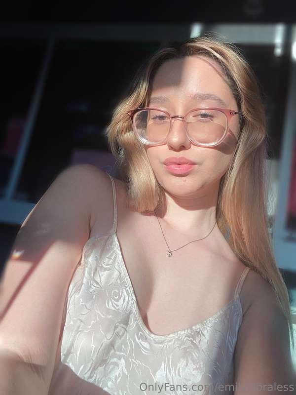 The sun looks gorgeous on my skin 😌✨ comment a star for more..