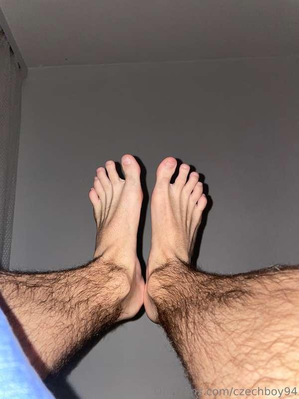 How many feet lovers do I have in here?