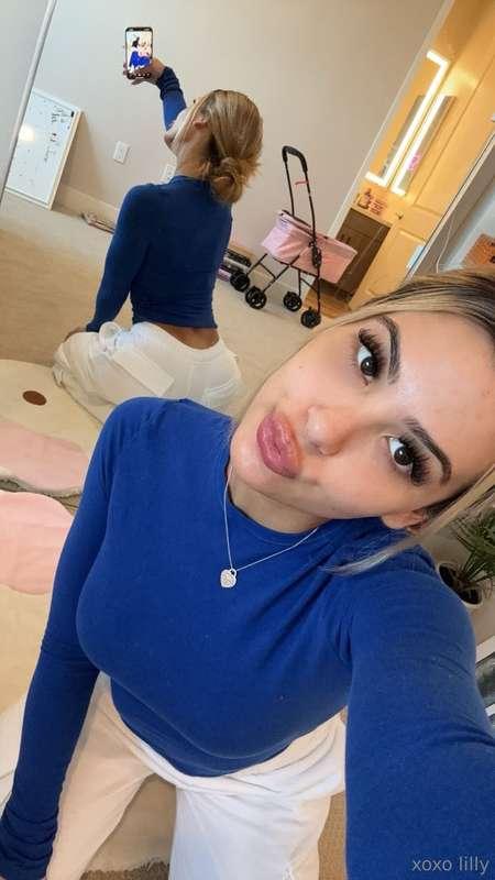 giving it a kiss 😚🍑 now it’s ur turn
