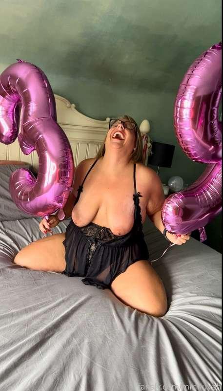Check your DMs! One of you just got a message with a free YEAR subscription! 

#naturaltits
#momnextdoor #taboo #tummy #tattooed #waxed #wet #bbw #birthday #soft


