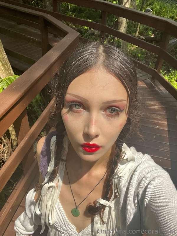I love the way the sun catches my eyes ♡