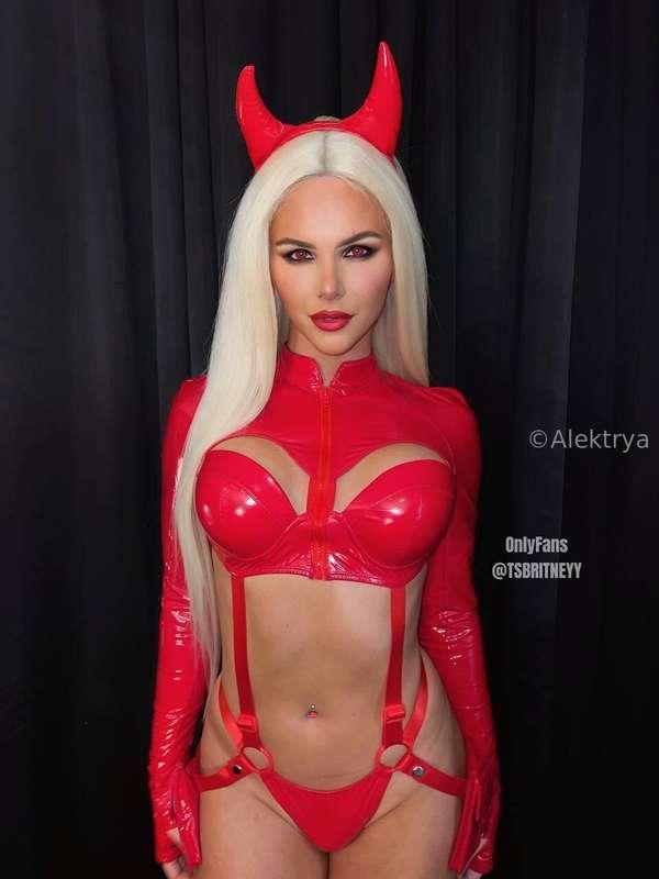 Do you want to be dominated by this horny devil? 😈 @tsbritne..