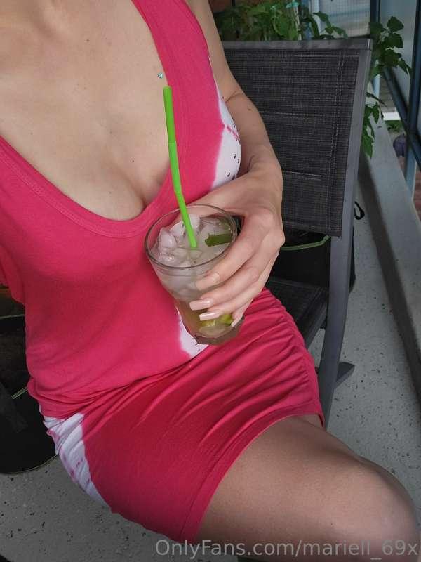 (Stößt) einer mit mir an? Und lässt den Sonntag ausklingen?