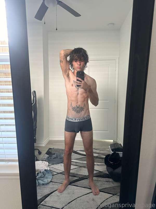 Guess how tall I am😜 winner gets a free exclusive pic💦