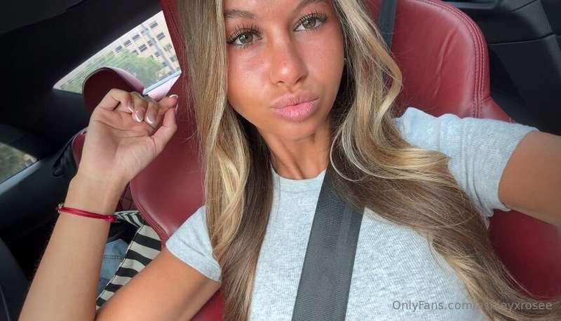 Caught in traffic, caught a vibe 🚙🌸