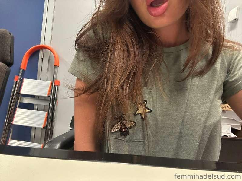 La tua collega oggi per sbaglio ti ha inviato un suo video c..