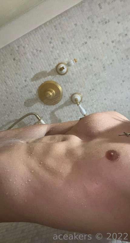 who wants to come shower with me😩💦