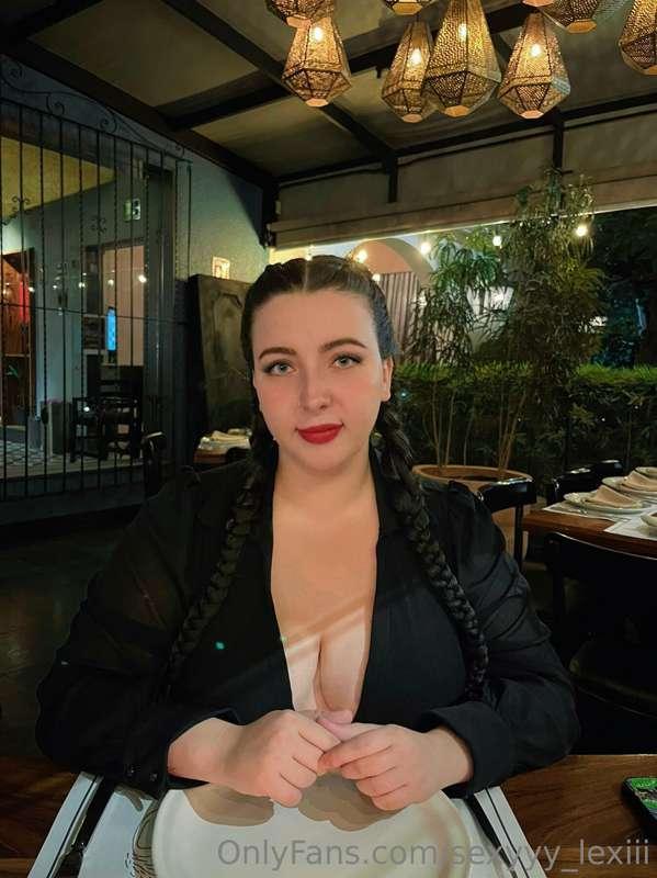 It’s our first date, what kind of restaurant are we in? 🤔