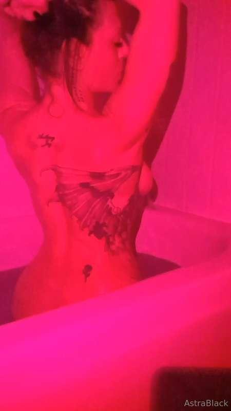 Because ya girl loves a bathtub and you love her in it 😻

I ..