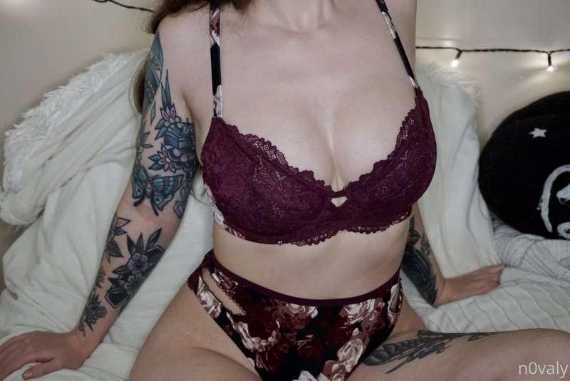 got a few more pics from tonight and a finger tease video to..