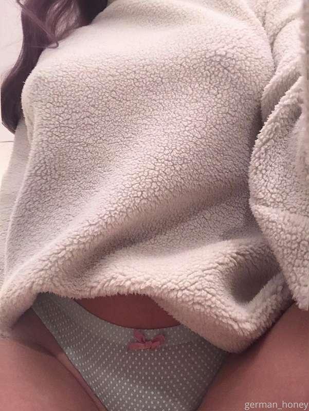 😳 ...wearing the biggest sweater ever and my nipples still p..
