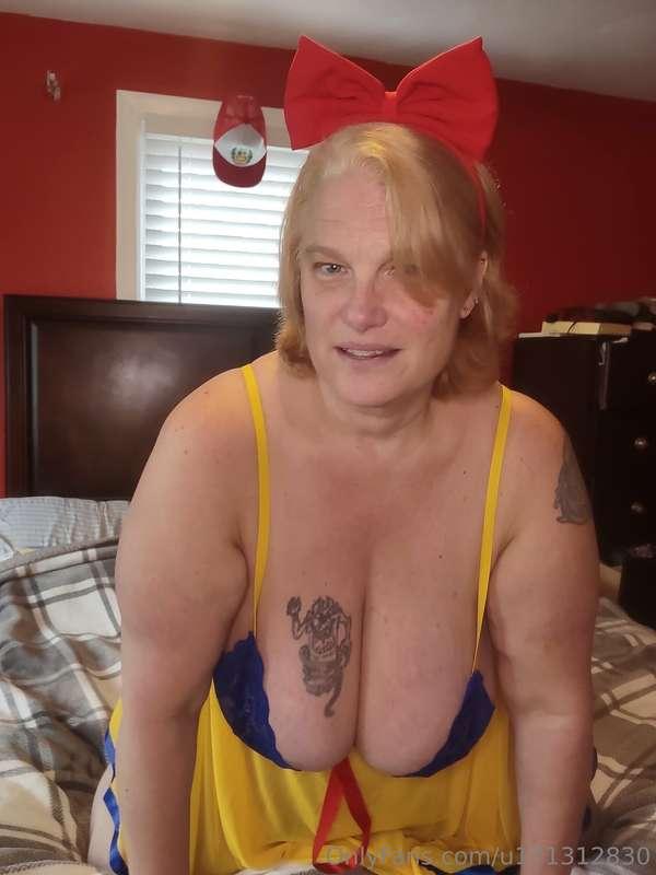 This Snow White is letting them hang 😈😈😈
