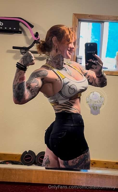 SFW Workout Wednesday - Leg Day!
Tips are appreciated - subs..