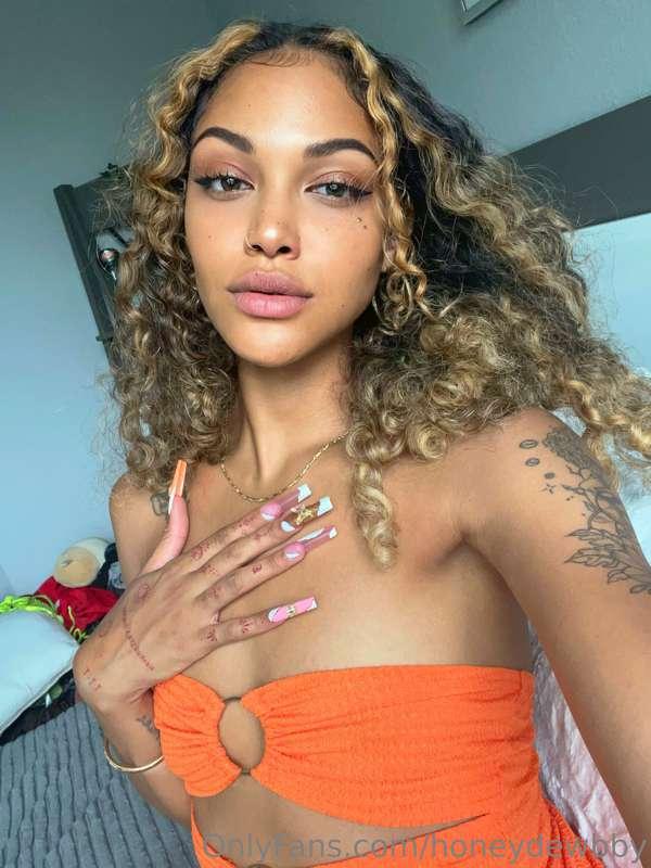 Sexy Goddess in orange 🍊.

Making everywhere I go a 1,000x h..