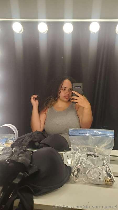 Back to the BTS 🖤 How I walk in, and the couple of looks  we..