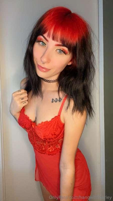 Do you like me in red? 🥰🥰 Open your DM’s to see more 👀💦