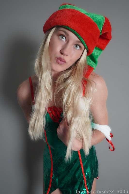Jingle My Bells 😉🎄

#christmas #sexyoutfit #elf #photoset #petite #blonde #young #sexy 
