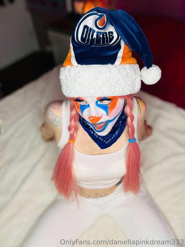 Oilers clown Hoe Hoe Hoe-liday edition @daniellapinkdream is..