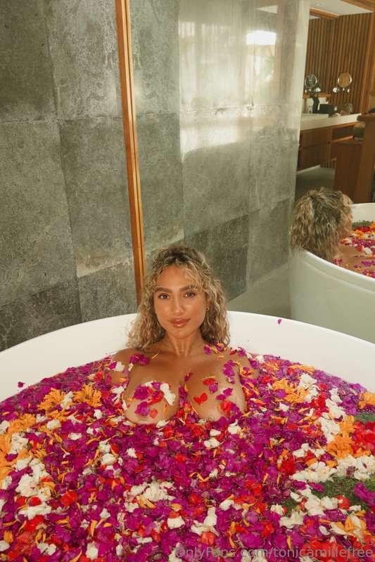Do I look pretty in these petals?🥹