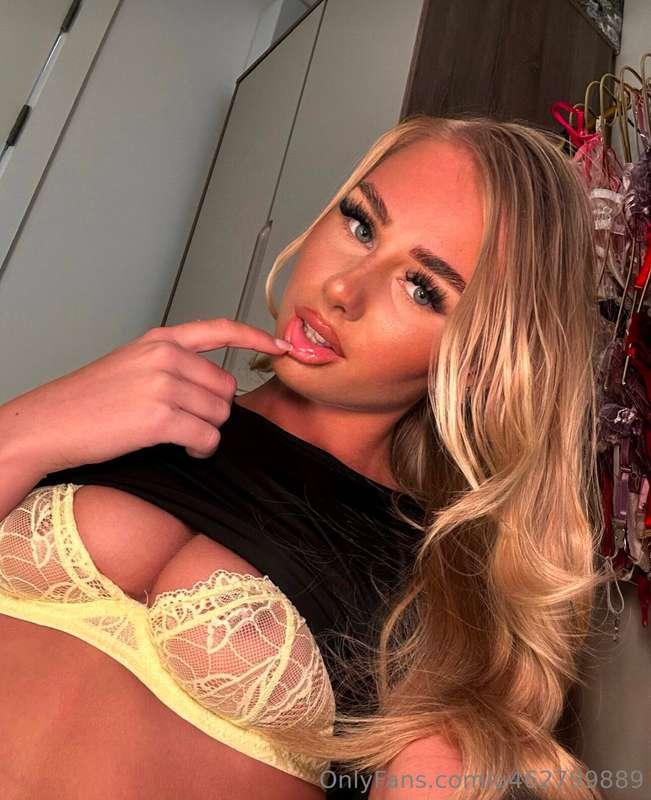 do you have your eyes on me?😘🥺come and tell me over on @abig..