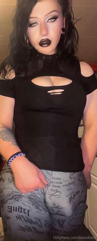 Here’s some more girlbulge for you! 😈🖤 I know how you guys l..