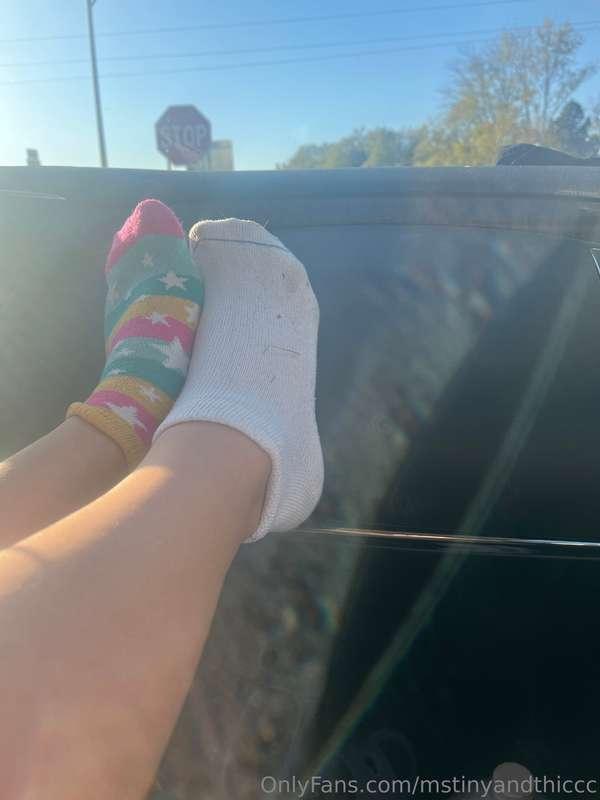 Wanna help me take my socks off and see my feet 🤪
