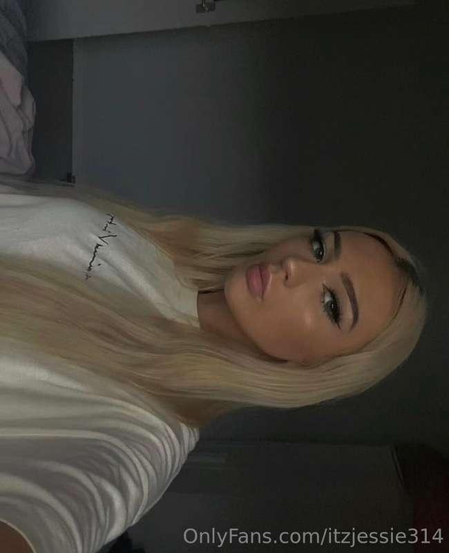 Who wants to see more foot content, or dm me for any ideas x